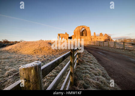 Egglestone Abtei, Barnard Castle, Teesdale, Co Durham, Großbritannien. 6. Februar 2017. Großbritannien Wetter. Es war eine helle frostigen Start in den Tag, als die ersten Strahlen der aufgehenden Sonne die Ruinen von Egglestone Abbey in der Nähe von Barnard Castle im Nordosten Englands beleuchtet. Bildnachweis: David Forster/Alamy Live-Nachrichten Stockfoto