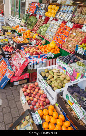 Traditionelle frisches Obst und Gemüse Bürgersteig Anzeigen vor einem kleinen grünen Lebensmittelhändler-Geschäft in Großbritannien Stockfoto