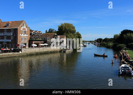 Wareham Quay und Old Granary mit Booten und Kindern, die an sonnigen Tagen im Fluss spielen. River Frome an heißen Sommertagen. Urlaubsaufenthalt Sonntagsausflug Stockfoto