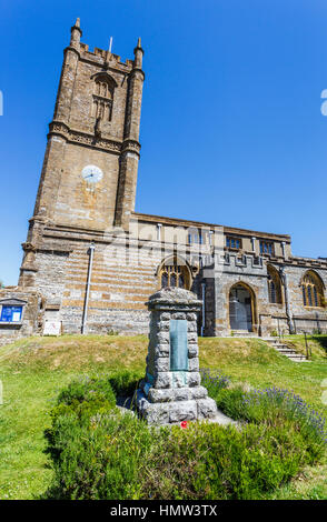 Pfarrei Kirche von St Mary The Virgin in Cerne Abbas, einem Dorf in Dorset, Südwest-England, im Sommer an einem sonnigen Tag mit einem wolkenlosen blauen Himmel Stockfoto