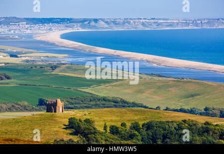 Panoramablick über Chesil Beach in Richtung Weymouth und der Isle of Portland auf der Küste von Dorset im Südwesten Englands im Sommer mit einem klaren blauen Himmel Stockfoto