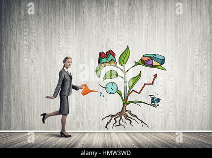 Junge Geschäftsfrau in leeren Raum Gießen gezeichnete Wachstumskonzept mit can Stockfoto