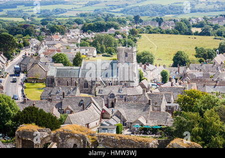 Auf der Dachterrasse Blick über die schöne, unberührte Dorf Corfe Castle, Dorset, Südwest-England mit seinen Schiefer Steinhütte Dächer und die Pfarrkirche Stockfoto