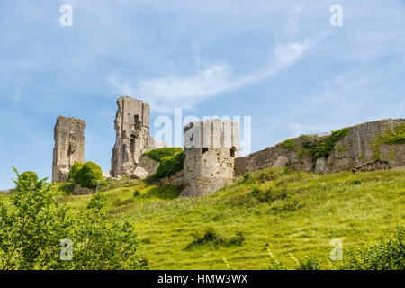 Die Hügel Ruinen, Mauern und Türme der Corfe Castle, Überlebender des englischen Bürgerkriegs in Corfe, Dorset, Südwest-England an einem sonnigen Tag Stockfoto