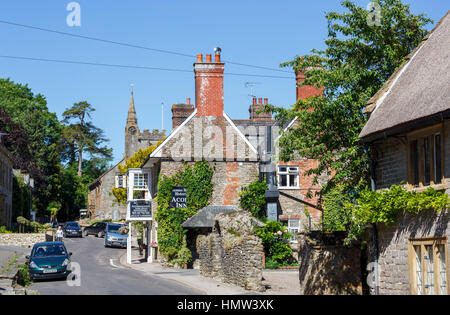 Die Eichel Inn, einer Kneipe in Evershot, einem kleinen Dorf in Thomas Hardy Land in Dorset, Südwest-England, im Sommer an einem sonnigen Tag mit blauem Himmel Stockfoto