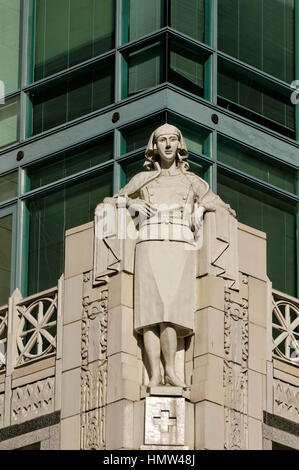 Terrakotta-Skulptur der Krankenschwester im ersten Weltkrieg einheitliche Dekoration Dom Platz Tower in der Innenstadt von Vancouver, British Columbia, Kanada Stockfoto