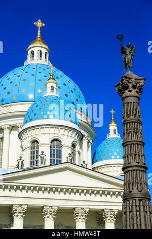 das Gold spielte Kuppeln der Dreifaltigkeits-Kathedrale, Sankt Petersburg, Russland Stockfoto