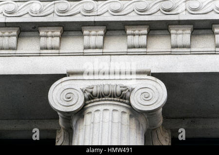 Detail der ionischen Säule Kapital und Gesims Birks Gebäude in der Innenstadt von Vancouver, British Columbia, Kanada Stockfoto