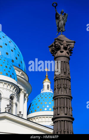 das Gold spielte Kuppeln der Dreifaltigkeits-Kathedrale, Sankt Petersburg, Russland Stockfoto