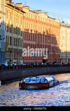 Kanäle und Kanalboote, St Petersburg, Russland Stockfoto