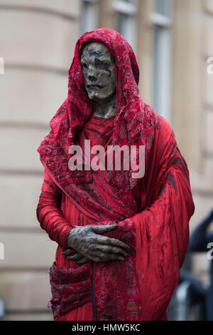 Kostüm Schauspieler entdeckt während der Dreharbeiten für BBC zeigen Doctor Who in South Wales, Cardiff, UK. Stockfoto