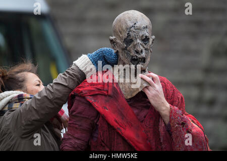 Kostüm Schauspieler entdeckt während der Dreharbeiten für BBC zeigen Doctor Who in South Wales, Cardiff, UK. Stockfoto