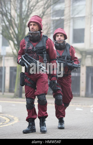 Kostüm Schauspieler entdeckt während der Dreharbeiten für BBC zeigen Doctor Who in South Wales, Cardiff, UK. Stockfoto
