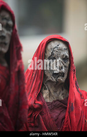 Kostüm Schauspieler entdeckt während der Dreharbeiten für BBC zeigen Doctor Who in South Wales, Cardiff, UK. Stockfoto