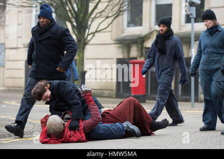 Kostüm Schauspieler entdeckt während der Dreharbeiten für BBC zeigen Doctor Who in South Wales, Cardiff, UK. Stockfoto