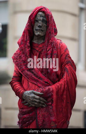 Kostüm Schauspieler entdeckt während der Dreharbeiten für BBC zeigen Doctor Who in South Wales, Cardiff, UK. Stockfoto