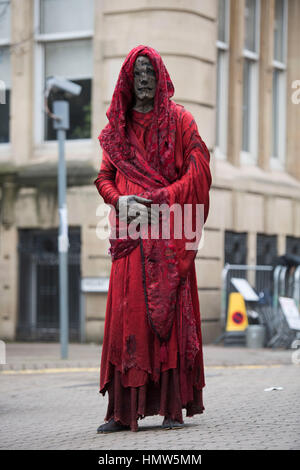 Kostüm Schauspieler entdeckt während der Dreharbeiten für BBC zeigen Doctor Who in South Wales, Cardiff, UK. Stockfoto