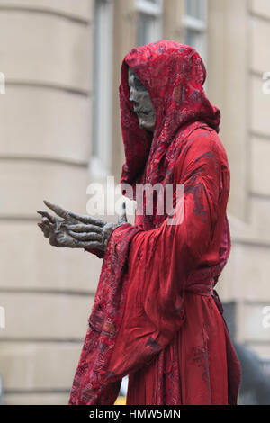 Kostüm Schauspieler entdeckt während der Dreharbeiten für BBC zeigen Doctor Who in South Wales, Cardiff, UK. Stockfoto