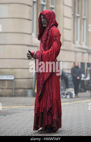 Kostüm Schauspieler entdeckt während der Dreharbeiten für BBC zeigen Doctor Who in South Wales, Cardiff, UK. Stockfoto