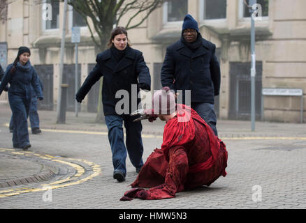 Kostüm Schauspieler entdeckt während der Dreharbeiten für BBC zeigen Doctor Who in South Wales, Cardiff, UK. Stockfoto