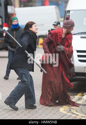 Kostüm Schauspieler entdeckt während der Dreharbeiten für BBC zeigen Doctor Who in South Wales, Cardiff, UK. Stockfoto