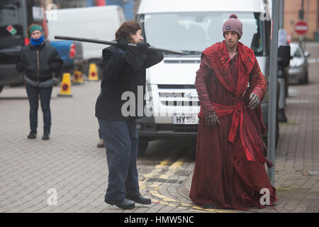 Kostüm Schauspieler entdeckt während der Dreharbeiten für BBC zeigen Doctor Who in South Wales, Cardiff, UK. Stockfoto