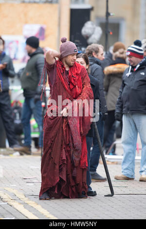 Kostüm Schauspieler entdeckt während der Dreharbeiten für BBC zeigen Doctor Who in South Wales, Cardiff, UK. Stockfoto
