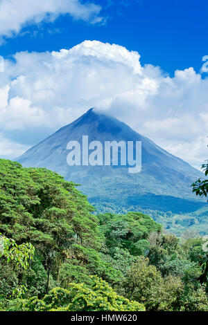 Vulkan Arenal hinter tropischen Wald, La Fortuna, Costa Rica Stockfoto