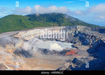 Caldera mit Kratersee, Dampf stieg von Poas Vulkan Poas Volcano National Park, Costa Rica Stockfoto