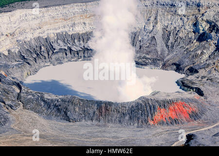 Crater Lake, Dampf steigt aus Poas Vulkan Poas Volcano National Park, Costa Rica Stockfoto