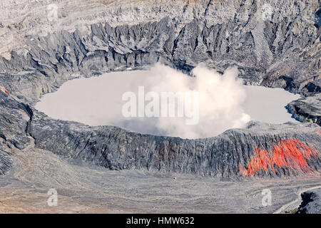 Crater Lake, Dampf steigt aus Poas Vulkan Poas Volcano National Park, Costa Rica Stockfoto