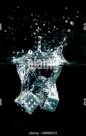 zwei Silber-glänzende Würfel ließ sich in Wasser mit Doppel-sechs Stockfoto