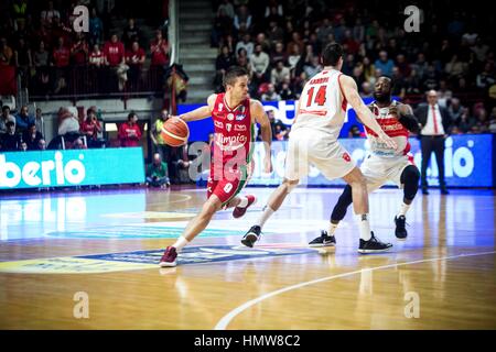 Varese, Italien. 5. Februar 2017. Mantas Kalnietis (#9 EA7 Emporio Armani Milano) Laufwerke in den Korb während der italienischen Basketball-Liga match LegaBasket A zwischen Openjobmetis Varese Vs EA7 Emporio Armani Mailand an Pala2a. Bildnachweis: Roberto Finizio/Pacific Press/Alamy Live-Nachrichten Stockfoto