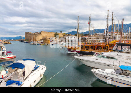 KYRENIA, Zypern - 19. Januar 2015: Alten Hafen und Burg Kyrenia (Girne Kalesi), Nord-Zypern. Kyrenia ist eine Stadt an der nördlichen Küste von Zypern, Stockfoto