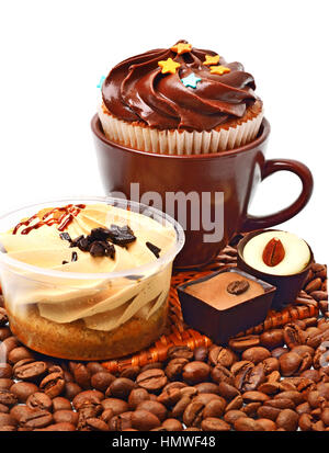 Schokolade Süßigkeiten, Muffins und Kaffee Bohnen isoliert auf weiss Stockfoto