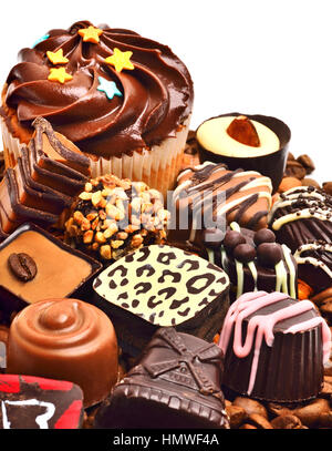Сhocolate Süßigkeiten, Muffins und Kaffee Körner isoliert auf weiss Stockfoto