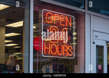 Ein Roter Neon Fenster Schild sagt Kunden dieses CVS Apotheke n New York ist immer geöffnet Stockfoto