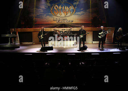 Styx und Don Felder Kick-off ihre Renegades in der Überholspur Leistung statt im venezianischen Theater innen das Venetian Hotel und Casino mit: Styx, Don Felder wo: Las Vegas, Nevada, USA bei: 6. Januar 2017 Credit: DJDM/WENN.com Stockfoto