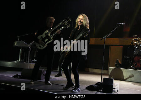 Styx und Don Felder Kick-off ihre Renegades in der Überholspur Leistung statt im venezianischen Theater innen das Venetian Hotel und Casino mit: Tommy Shaw, Styx wo: Las Vegas, Nevada, USA bei: 6. Januar 2017 Credit: DJDM/WENN.com Stockfoto