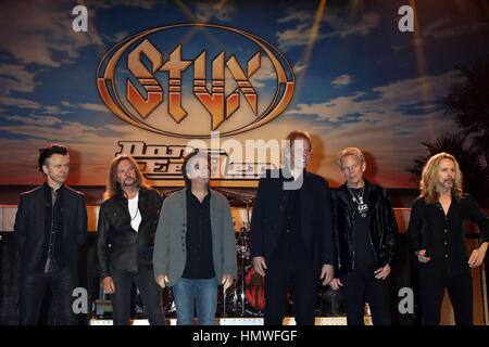 Styx und Don Felder Kick-off ihre Renegades in der Überholspur Leistung statt im venezianischen Theater innen das Venetian Hotel und Casino mit: Styx, Don Felder wo: Las Vegas, Nevada, USA bei: 6. Januar 2017 Credit: DJDM/WENN.com Stockfoto