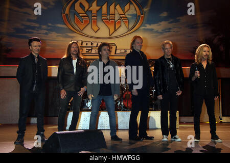 Styx und Don Felder Kick-off ihre Renegades in der Überholspur Leistung statt im venezianischen Theater innen das Venetian Hotel und Casino mit: Styx, Don Felder wo: Las Vegas, Nevada, USA bei: 6. Januar 2017 Credit: DJDM/WENN.com Stockfoto