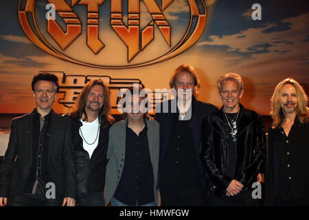 Styx und Don Felder Kick-off ihre Renegades in der Überholspur Leistung statt im venezianischen Theater innen das Venetian Hotel und Casino mit: Styx, Don Felder wo: Las Vegas, Nevada, USA bei: 6. Januar 2017 Credit: DJDM/WENN.com Stockfoto