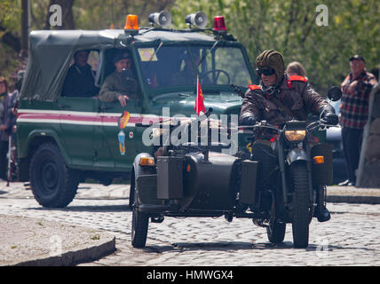 ALTENTREPTOW / Deutschland - 1. Mai 2015: sowjetischen schweren Motorrad Dnepr k 750 mit Beiwagen fährt auf einer Straße bei Oldtimer-Show am 1. Mai 2015 in Altentrep Stockfoto