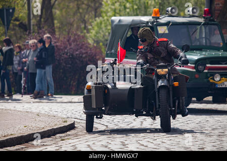 ALTENTREPTOW / Deutschland - 1. Mai 2015: sowjetischen schweren Motorrad Dnepr k 750 mit Beiwagen fährt auf einer Straße bei Oldtimer-Show am 1. Mai 2015 in Altentrep Stockfoto
