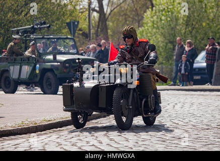 ALTENTREPTOW / Deutschland - 1. Mai 2015: sowjetischen schweren Motorrad Dnepr k 750 mit Beiwagen fährt auf einer Straße bei Oldtimer-Show am 1. Mai 2015 in Altentrep Stockfoto