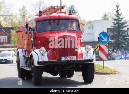 Offenbach/Deutschland - Mai 1, 2016: Deutsche mercedes benz Feuerwehr Lkw Oldtimer fährt auf einer Straße bei Oldtimer Show am 1. Mai 2016 in Alt Duvenstedt, Ger Stockfoto