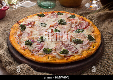 Pizza mit Schinken-Käse und Spinat Stockfoto