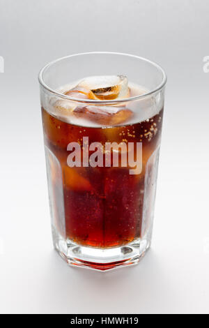 Glas mit einem Glas Cola rum, Cocktai Eiswürfel Stockfoto