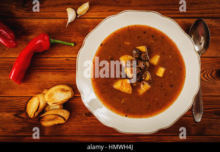 Traditionelle Gulaschsuppe mit Kartoffeln und Rindfleisch Stockfoto