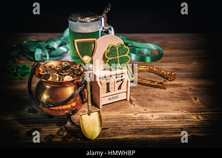 St Patricks Tag Stillleben mit Topf mit Gold, Shamrock und Block Kalender Stockfoto